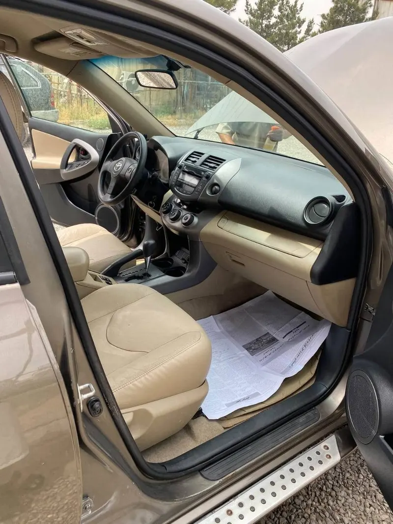 Toyota RAV4 2010 (6)