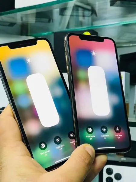 Two iPhone XS (3)