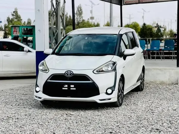 Toyota Sienta Hybrid 2015 (1)