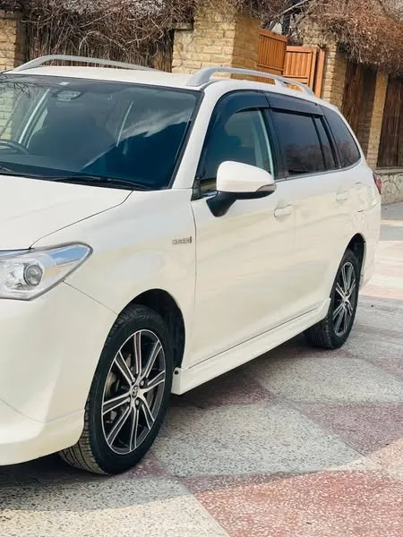 Toyota Fielder Hybrid 2016 (2)