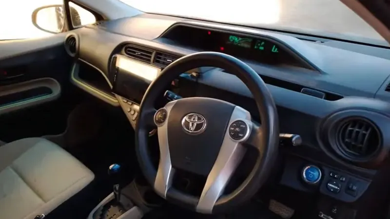 Toyota Aqua 2013 (2)