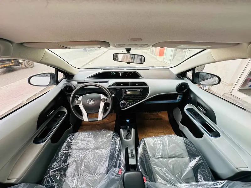 Toyota Aqua 2012 (4)