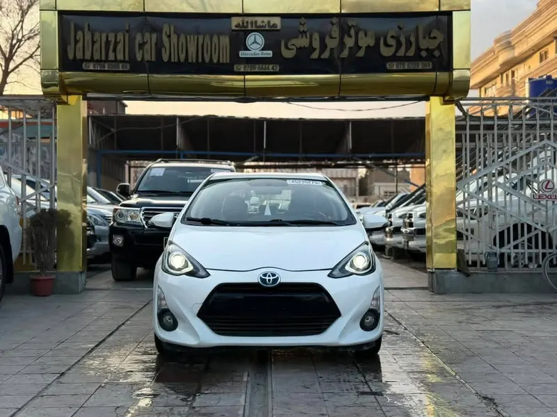 Toyota Aqua 2015 (1)