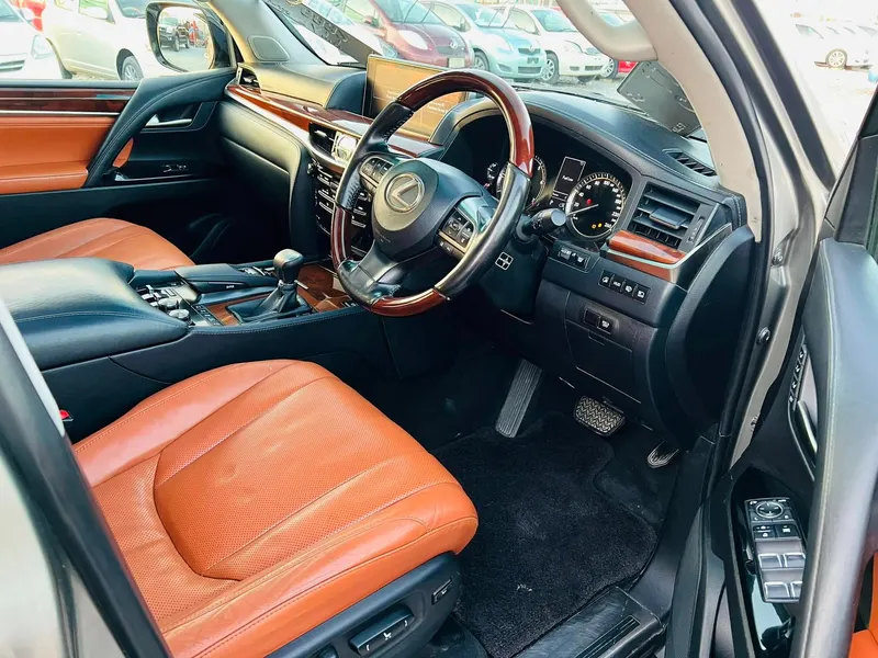 Lexus LX570 2017 (4)