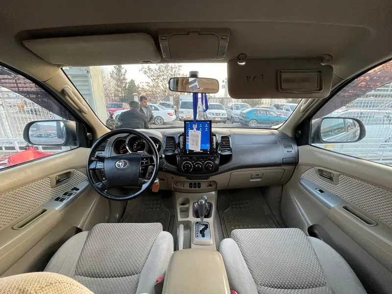 Toyota Fortuner 2011 (4)