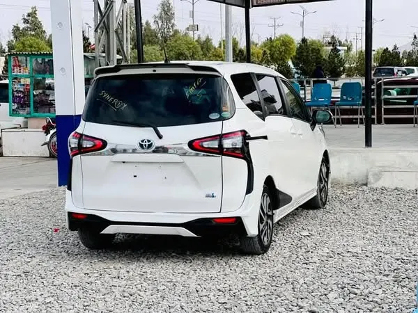 Toyota Sienta Hybrid 2015 (3)