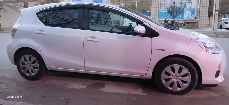 Toyota Aqua 2013 (4)