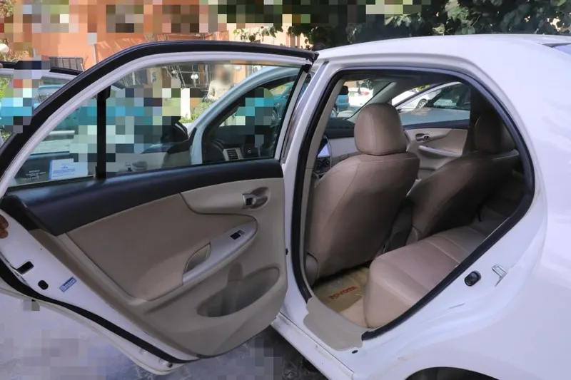2011 Toyota Corolla LE (Sunroof) (6)