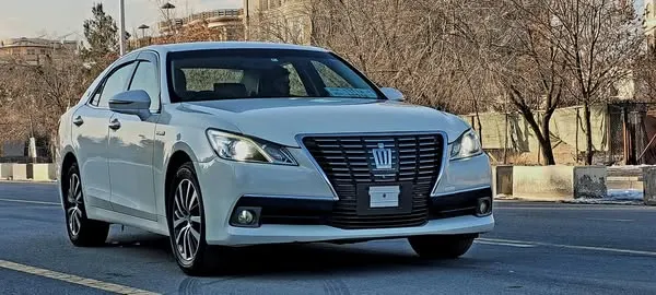 Toyota Crown Hybrid 2013 (1)