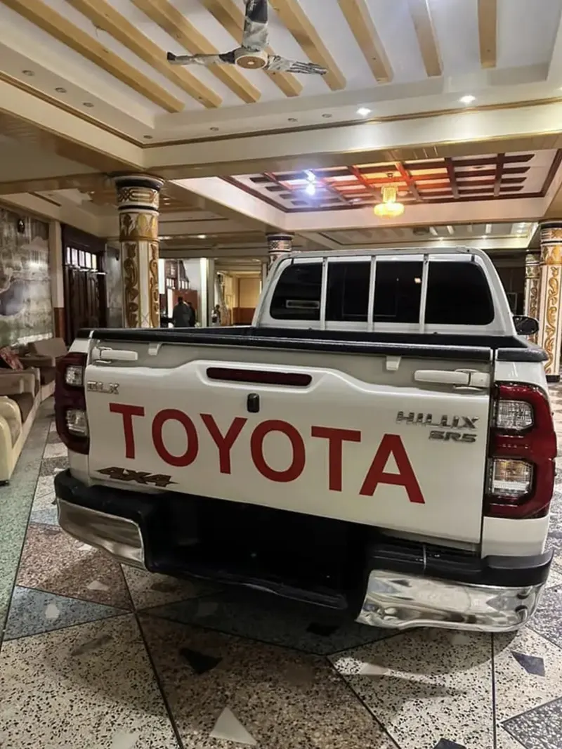 Toyota Hilux SR5 2019 (5)