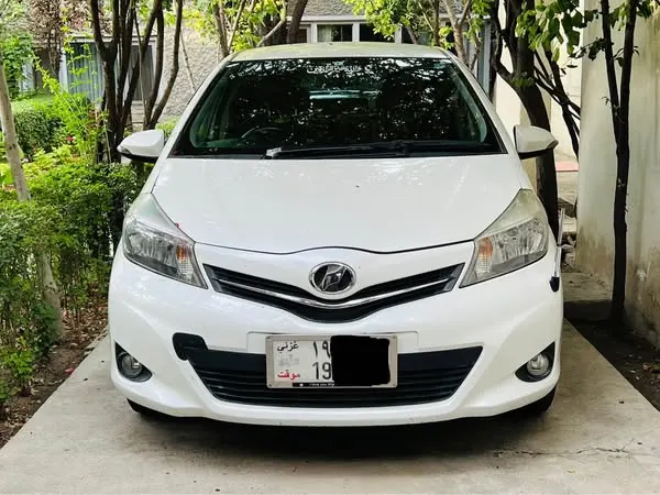 Toyota Vitz 2012 (2)