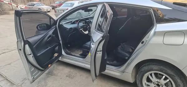 Toyota Prius Hybrid 2017 (4)