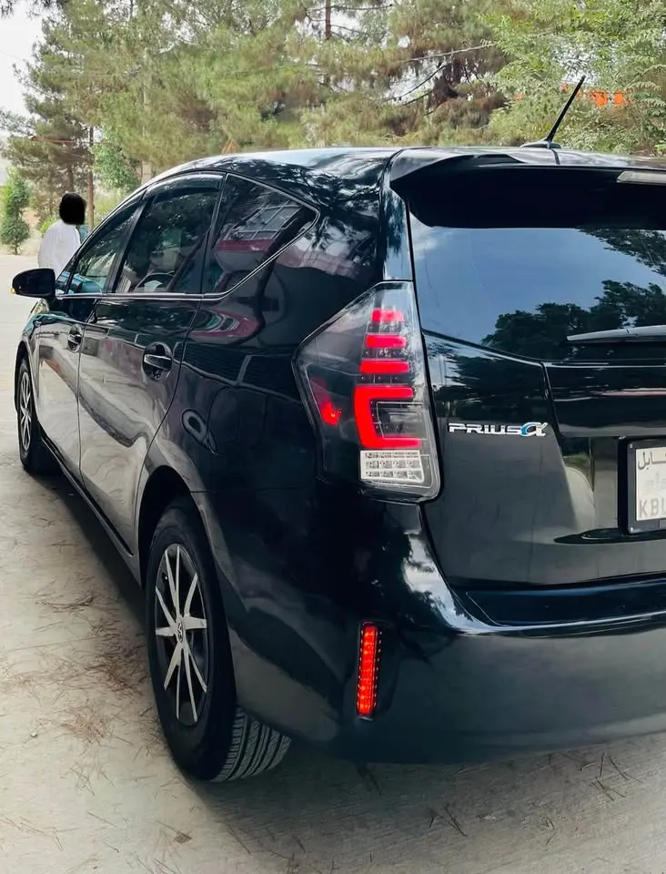 Toyota Prius V 2012 (2)