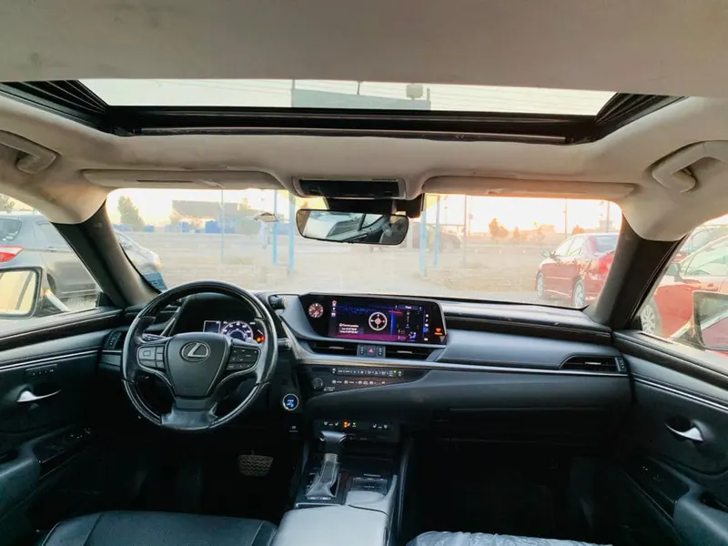 Lexus ES300h 2019 (4)