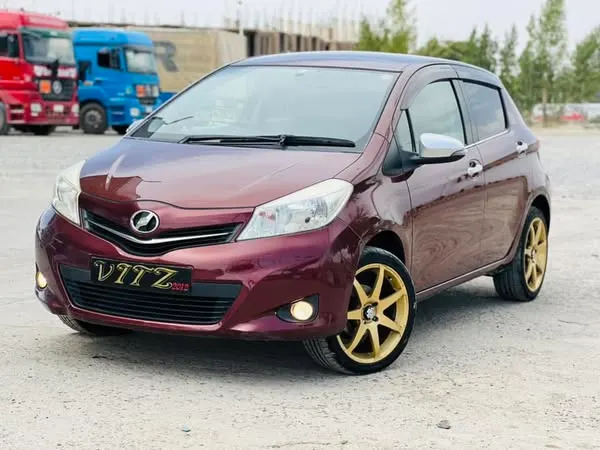 Toyota Vitz 2012 (2)