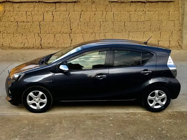 Toyota Aqua Hybrid 2014 (1)