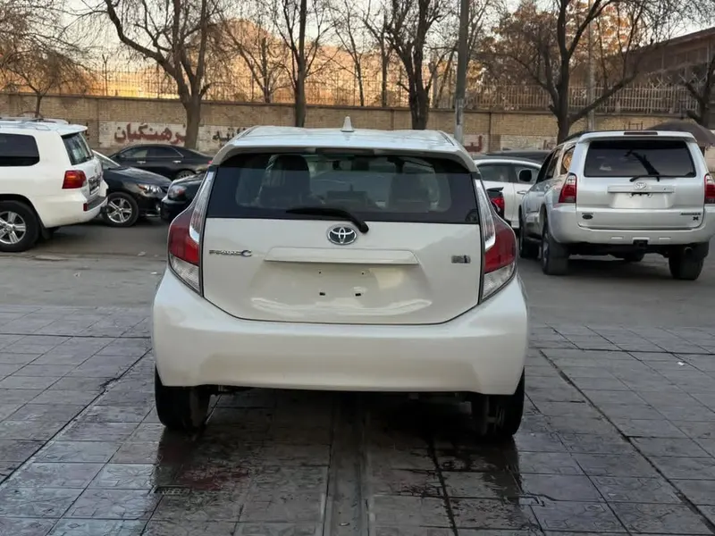 Toyota Aqua 2015 (3)