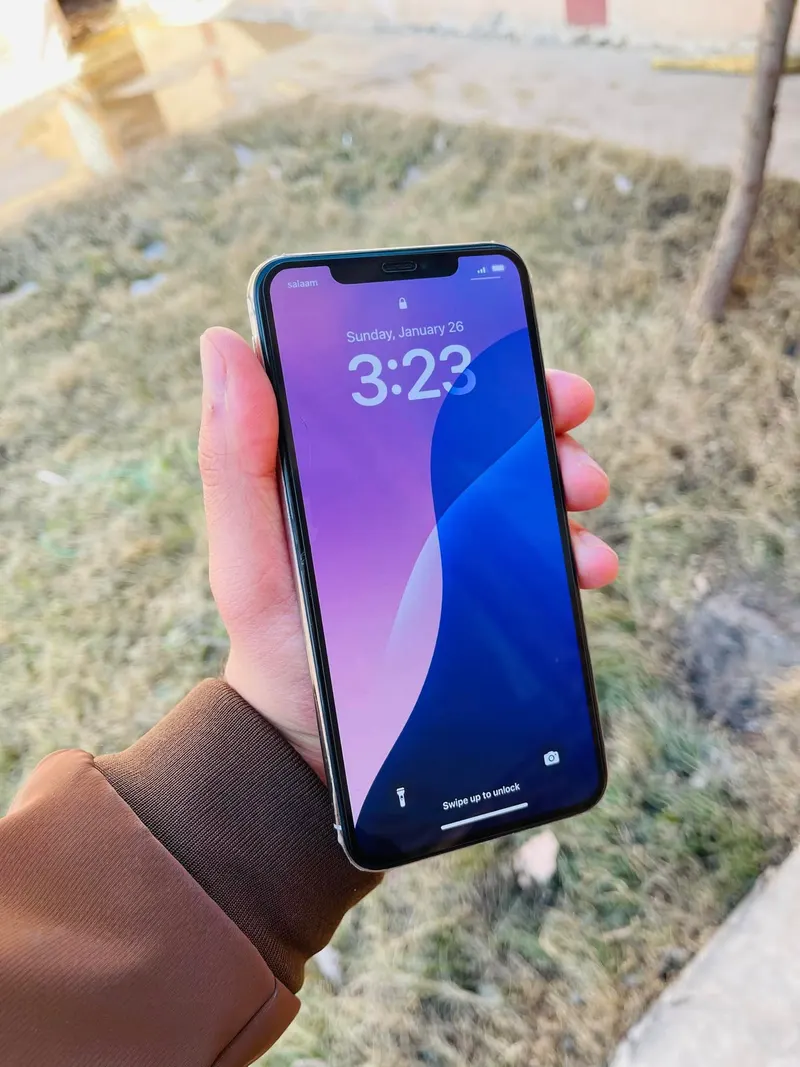 Brand New iPhone Xs Max (3)