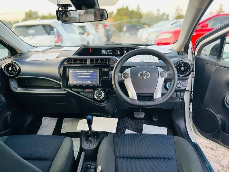 Toyota Aqua Hybrid 2016 (8)