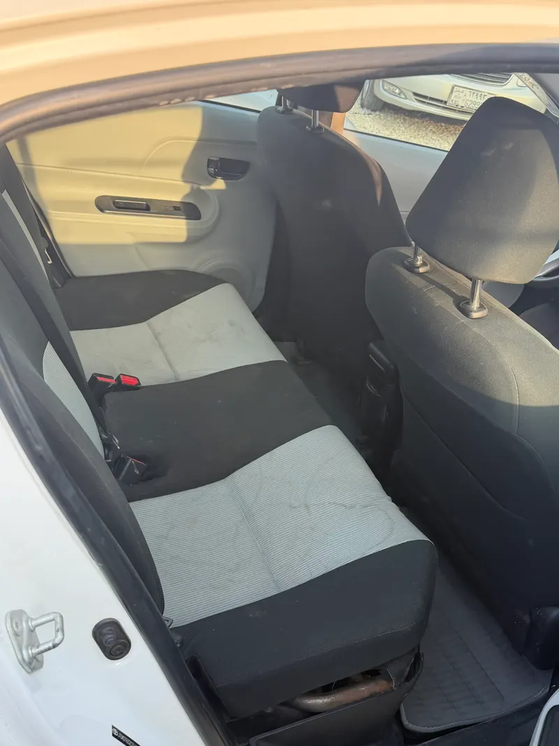 Toyota Aqua 2012 (4)