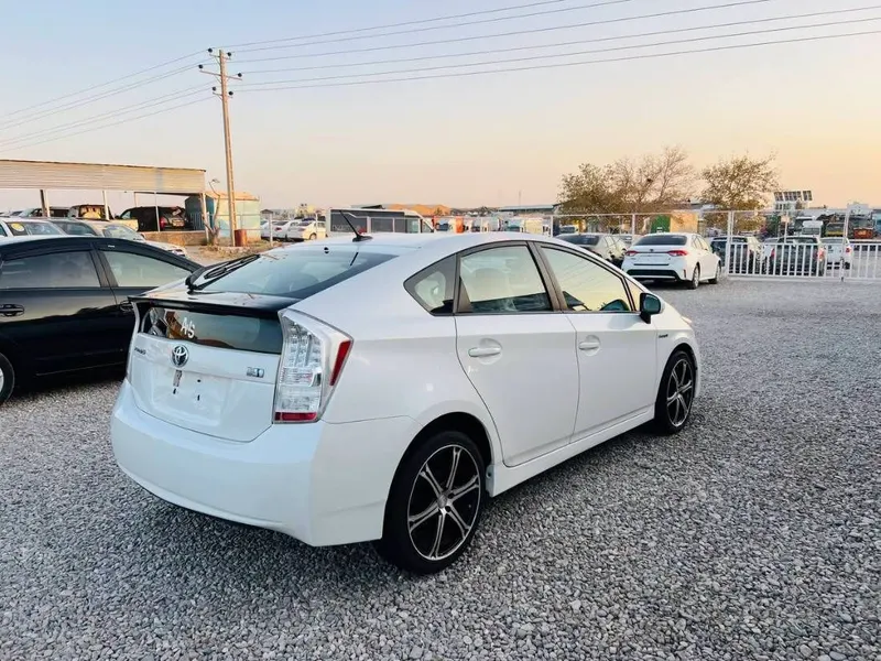 Toyota Prius Hybrid 2011 (3)