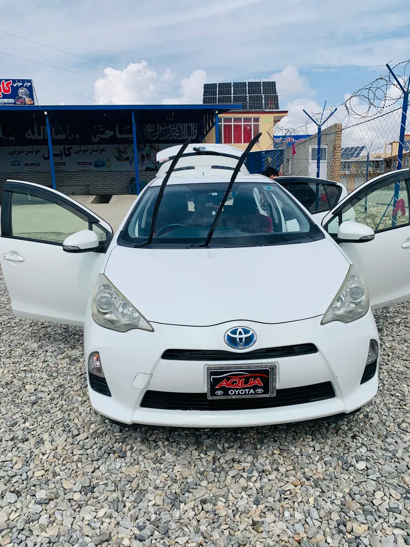 Toyota Aqua 2013 (1)