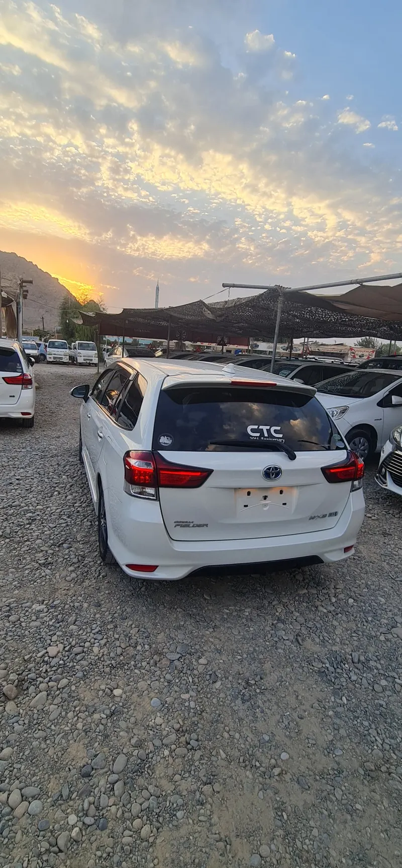 Toyota Fielder Hybrid 2016 (3)