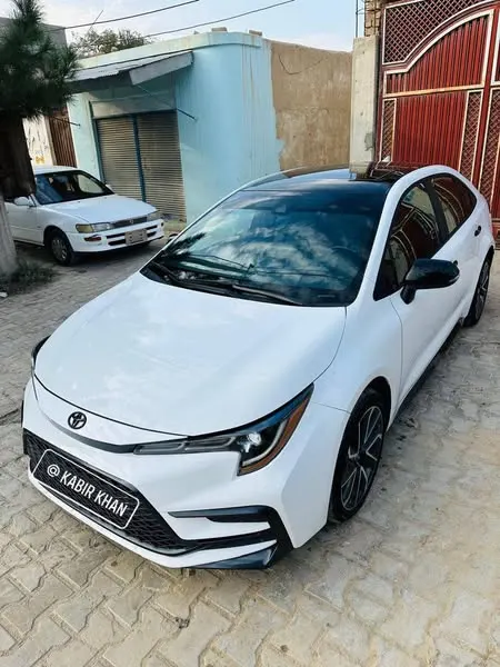 Toyota Corolla XLE 2023 (2)