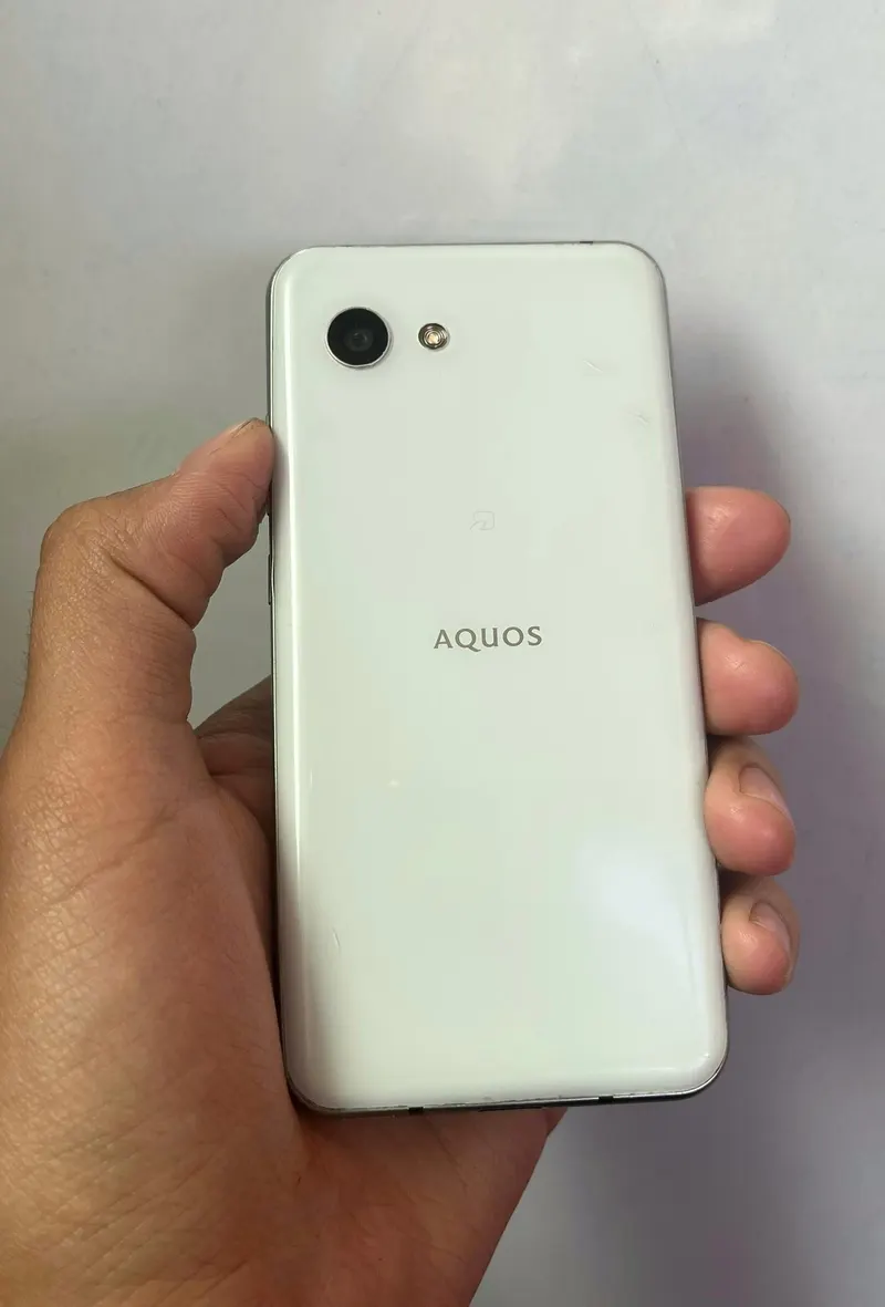 Sharp Aquos r2 compact (2)
