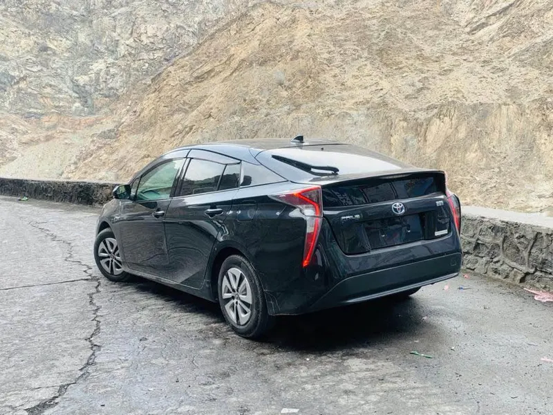 Toyota Prius Hybrid 2016 (2)
