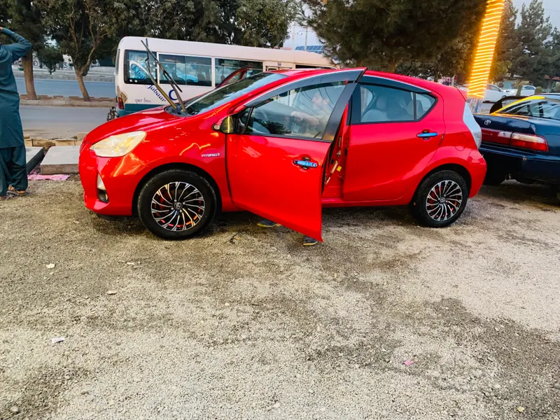 Toyota Prius C 2012 (4)