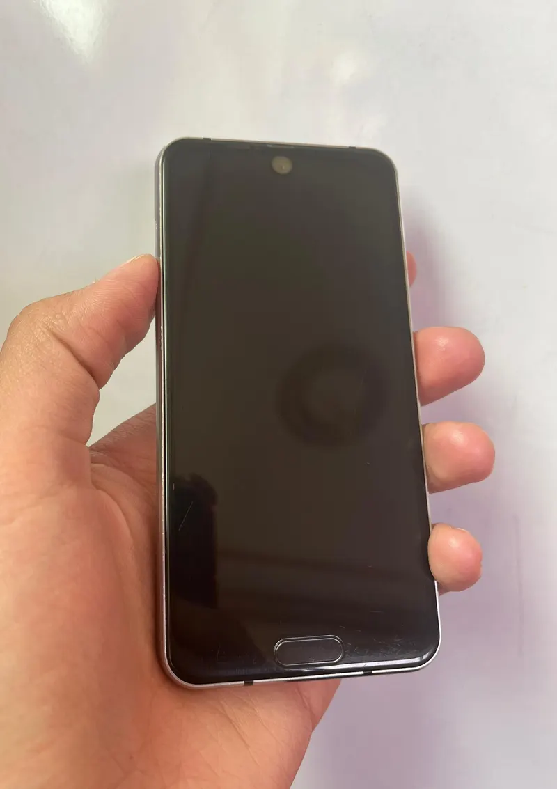 Sharp Aquos r2 compact (1)