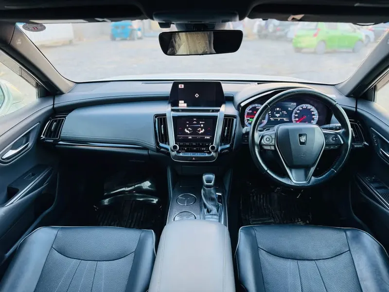 Toyota Crown RS 2018 (4)