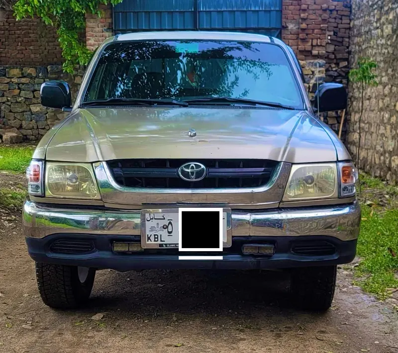 Toyota Hilux 2003 Model (3)
