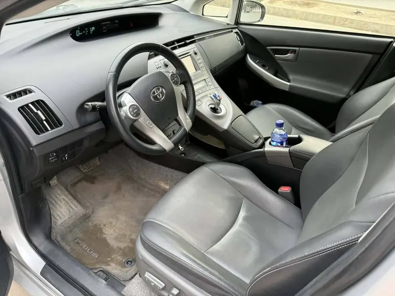 Toyota Prius Hybrid 2015 (2)
