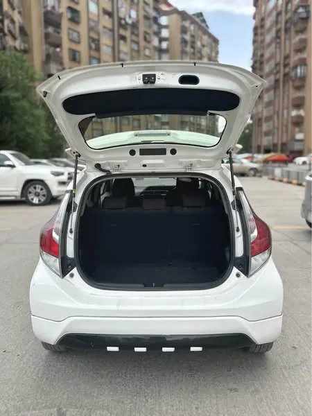 Toyota Aqua 2015 (3)