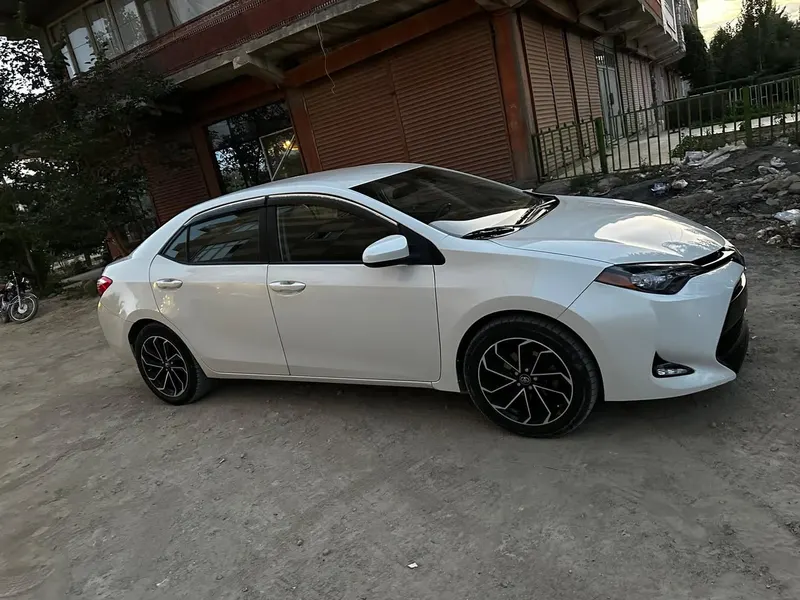 Toyota Corolla 2017 (1)