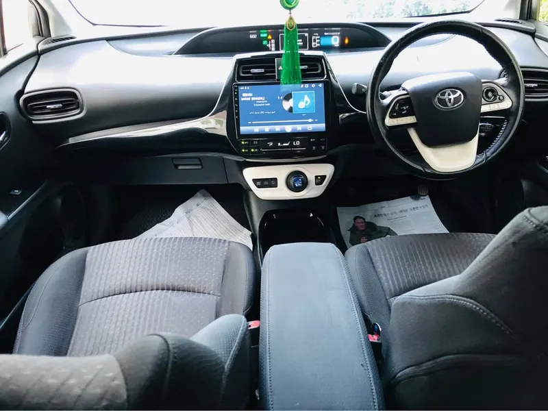 Toyota Prius Hybrid 2018 (4)