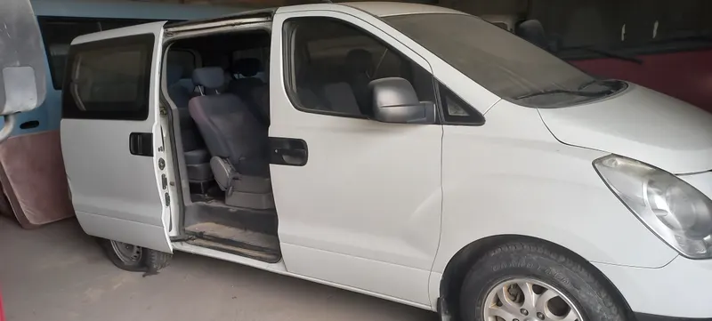 Hyundai Minibus 2012 (2)