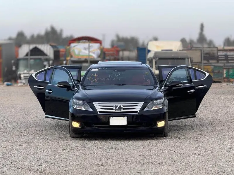 Lexus LS600 2011 (1)