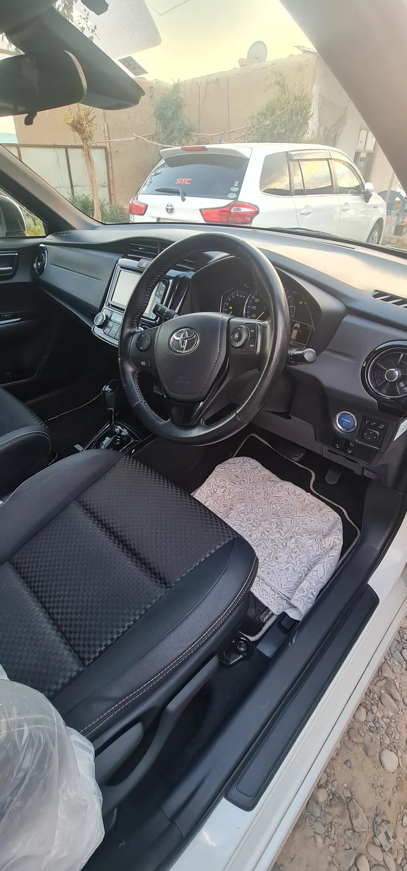 Toyota Fielder Hybrid 2016 (4)