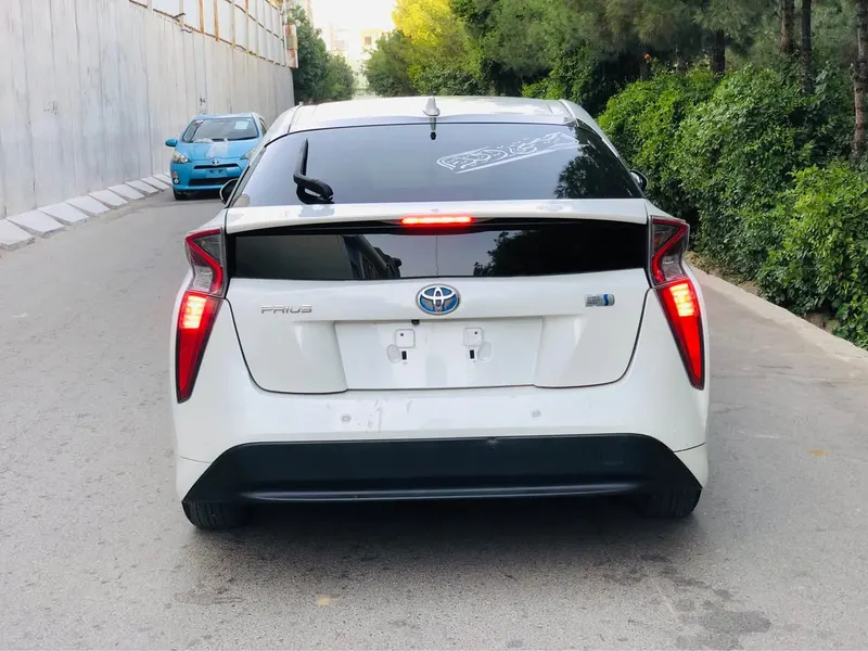 Toyota Prius Hybrid 2018 (3)