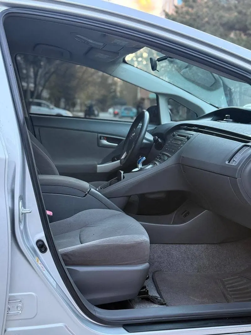 Toyota Prius 2012 (8)