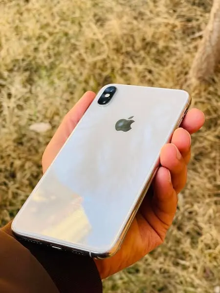 Brand New iPhone Xs Max (2)