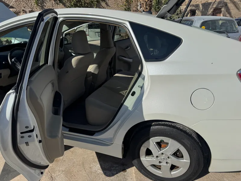 Toyota Prius 2011 (3)