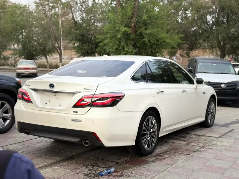 Toyota Crown Hybrid (2)