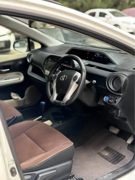 Toyota Aqua 2015 (4)