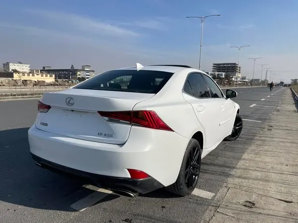 Lexus IS300 Sport 2018 (3)