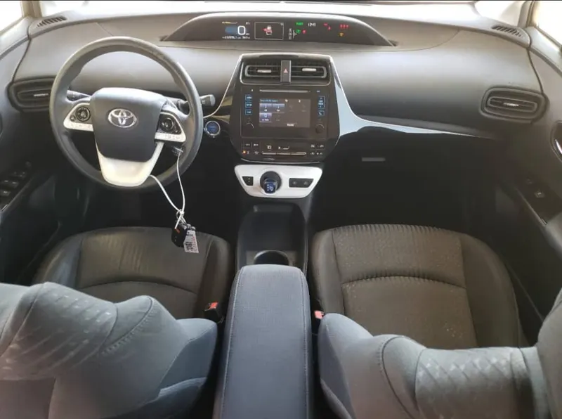 Toyota Prius 2017 (4)
