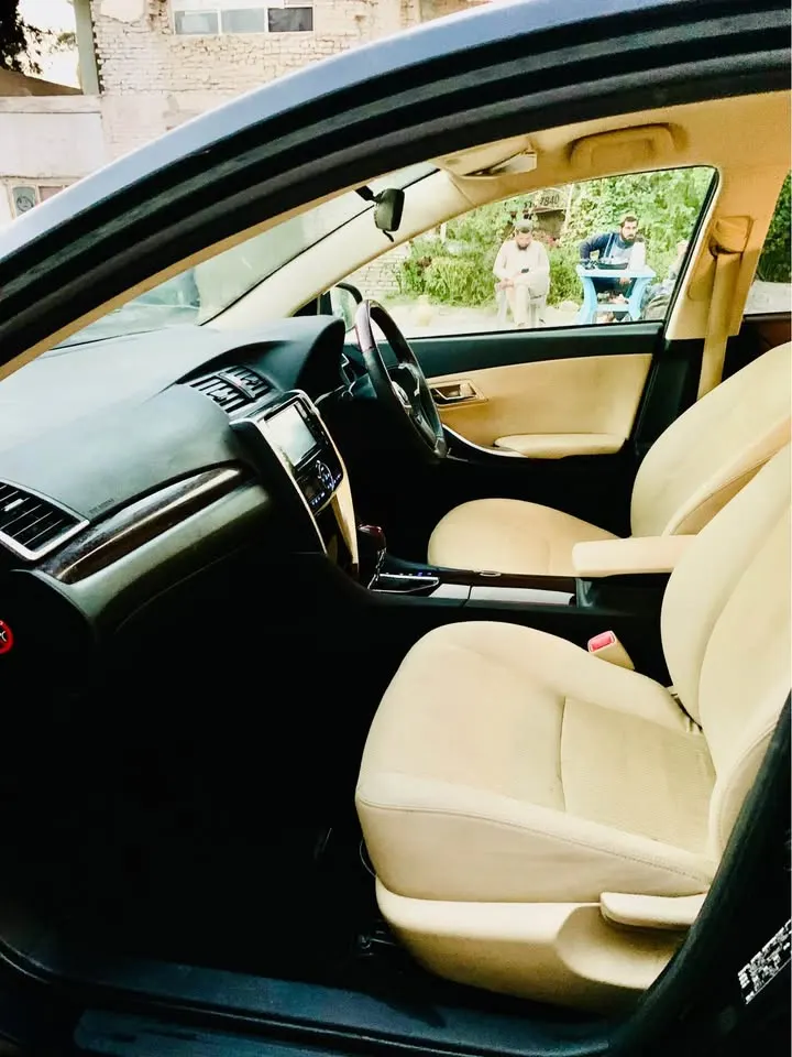 Toyota Premio 2018 (4)